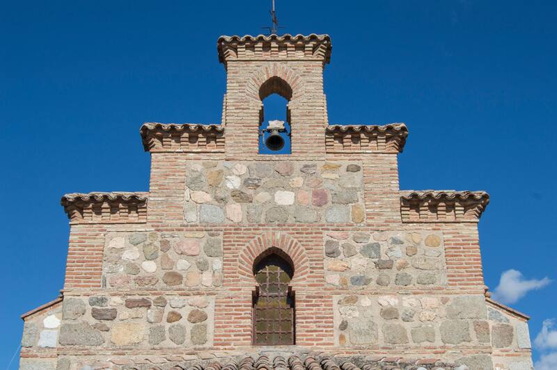 Fachada de ladrillo con ventana y campanario de la Iglesia de la Natividad en Guadamur, provincia de Toledo. España (Imagen: Shutterstock)