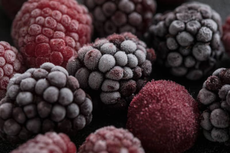 Incorporar moras en tu dieta diaria puede ayudarte a mantener tus huesos fuertes y saludables a lo largo del tiempo. (Foto: archivo)