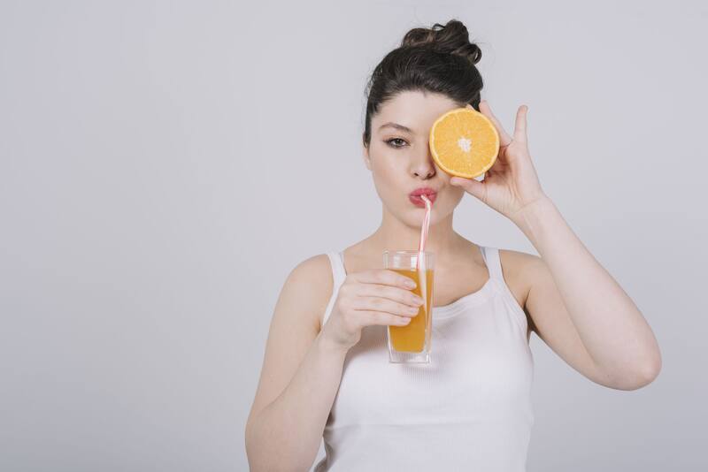 La vitamina C es una de las vitaminas que debés consumir a través de tu alimentación. (Foto: Freepik)