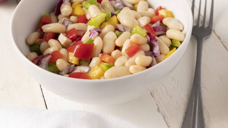 La ensalada tiene frijoles y otros ingredientes saludables.