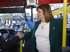 Patricia Bullrich se subió a un colectivo y pasó un vergonzoso momento con la SUBE: "Es un caradura"