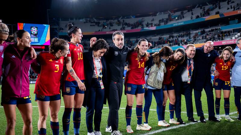 La jugadora española Irene Paredes muestra su alegría tras vencer a Suecia en la semifinal del Mundial femenino de fútbol disputado entre España y Suecia este martes en Auckland (Nueva Zelanda).