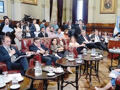 Cambiemos ya negocia con el PJ para dividir el mega DNU en proyectos de ley