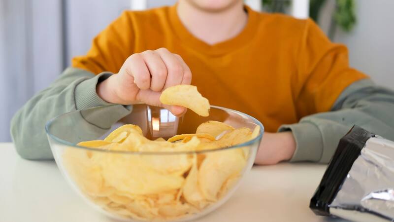 Expertos en obesidad urgen a poner coto a las bebidas azucaradas y alimentos insanos.