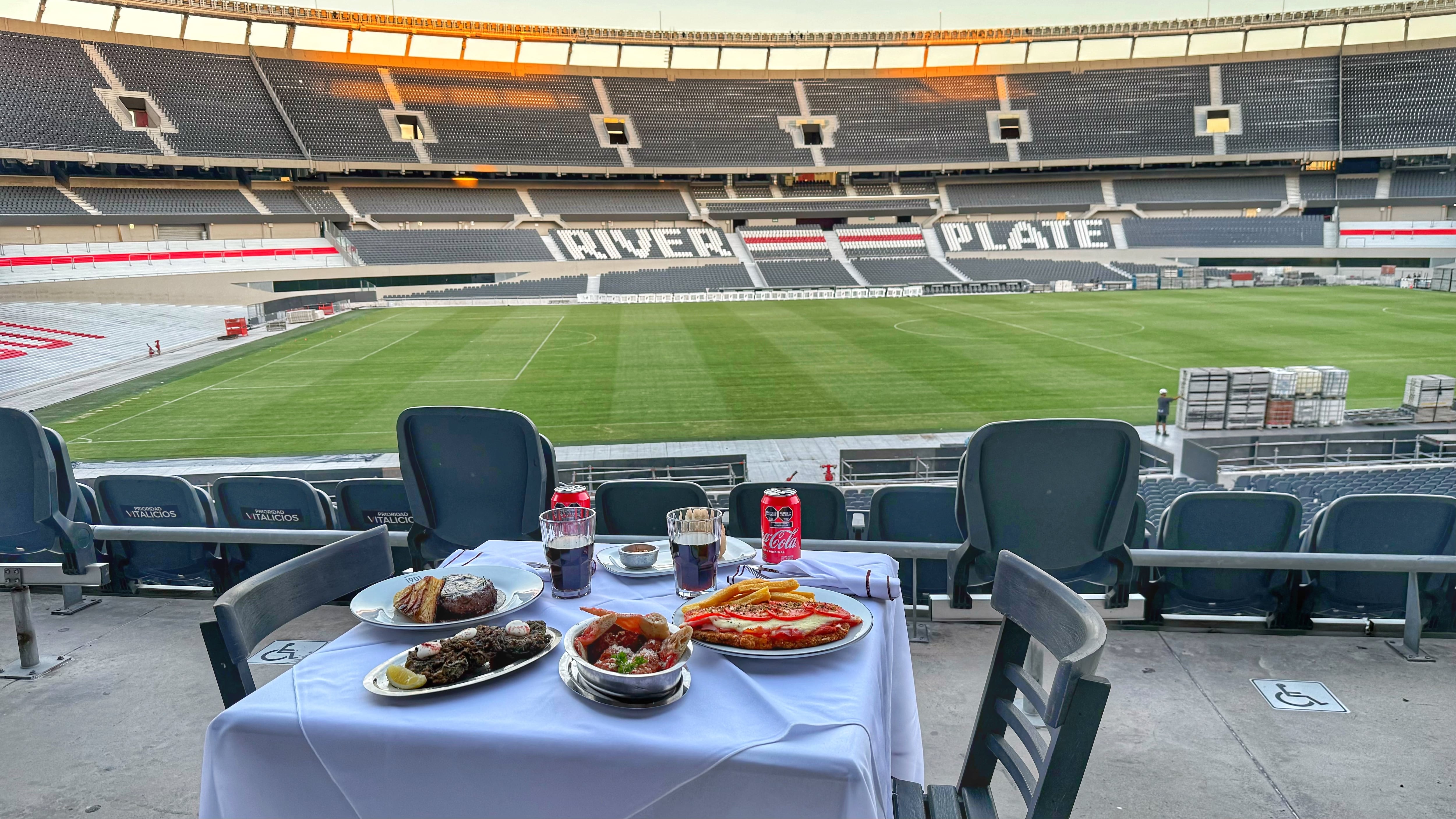 Como es el nuevo restaurante con vistas panorámicas al campo de juego del Estadio Monumental