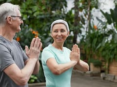 La rutina perfecta de yoga para hacer después de los 50 años: te hace trabajar todo el cuerpo