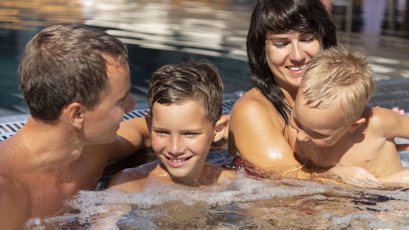 Ideal para quienes buscan relajación y entretenimiento familiar, este complejo termal es atractivo por su cercanía y bajo costo.