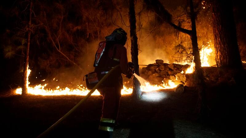 ALERTA: el incendio de Tenerife está FUERA DE CONTROL y ya suma 26.000 personas evacuadas