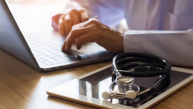 La Ley 27.553 indica que la prescripción de medicamentos puede realizarse en recetas electrónicas o digitales.