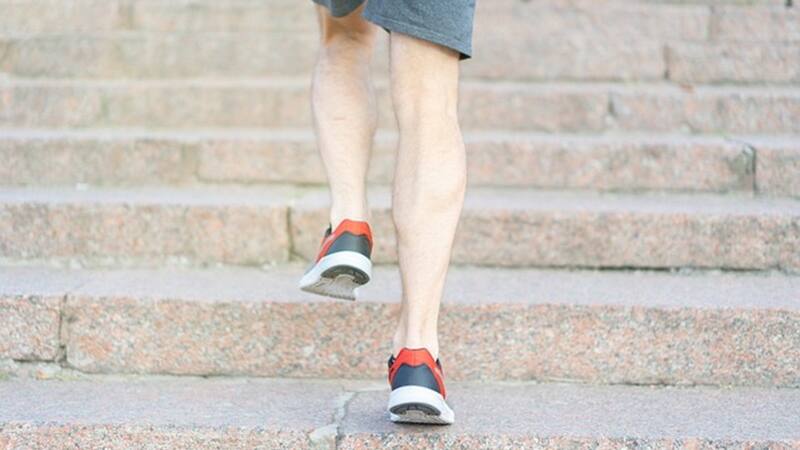 Los beneficios de subir escalones al día.