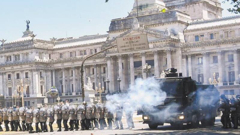 Los incidentes frente al Congreso comenzaron antes de la sesión para debatir la reforma