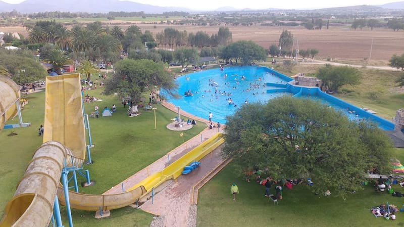 Así luce una de las albercas del parque acuático El Oasis desde las alturas. Foto: Instagram @eloasis_txq