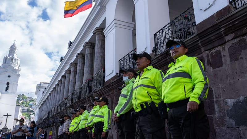 Ecuador acude a votar en unas inéditas elecciones bajo una creciente ola de violencia
