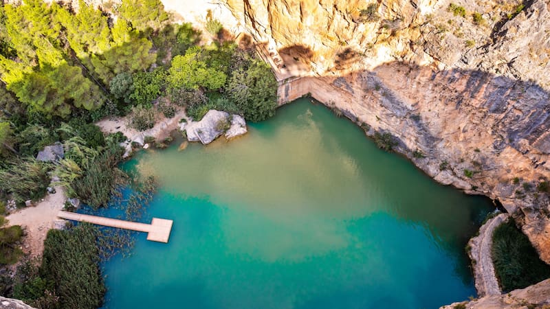 Es el pueblo más feliz de España, está a 1 hora de Valencia y está escondido entre montañas y piscinas naturales.