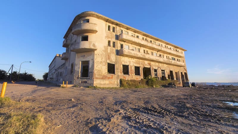 El hotel cordobés que fue construido en 1940 y ahora es ideal para turismo fantasma. (Foto: Google Maps)