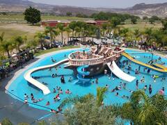 El parque acuático con aguas termales para toda la familia que tiene un barco pirata y una alberca olímpica