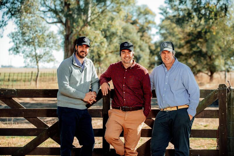 Pablo, Alejandro y Juan Rapallini se dedican al negocio agropecuario por herencia familiar.