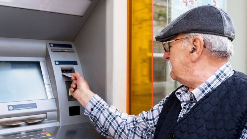 La Pensión Bienestar cuenta con una tarjeta exclusiva para retirar el dinero en los cajeros automáticos. Fuente: Shutterstock