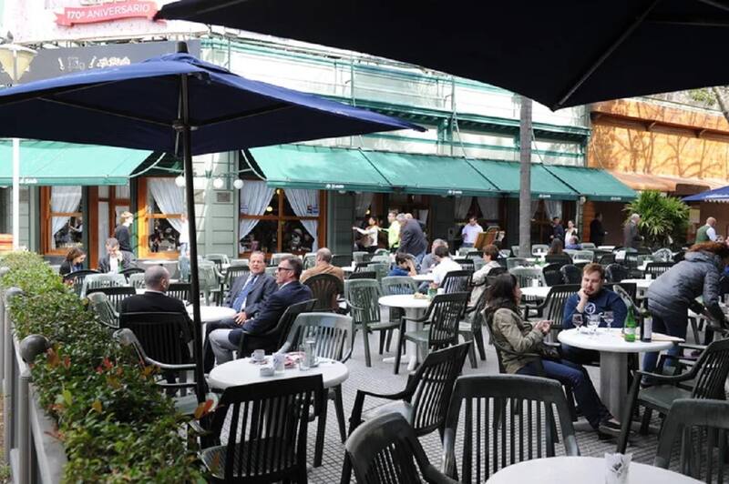 El fin de las restricciones y la vuelta del turismo impulsaron la actividad en hoteles y restaurantes.