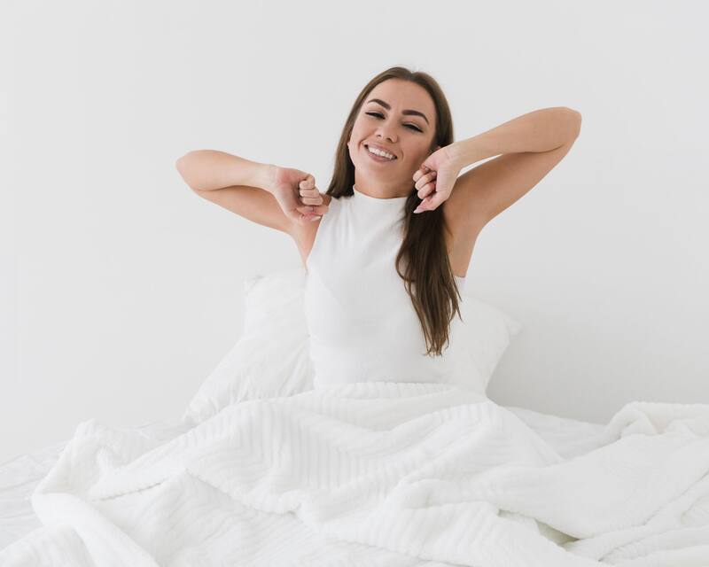 Levantarte rápido luego de dormir 8 horas es recomendable para arrancar el día con tu energía. (Foto: Freepik)