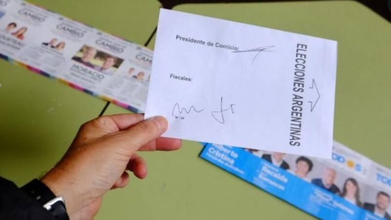 El sobre donde se coloca el sufragio "debe ser cerrado en el cuarto oscuro". Se puede meter la solapa adentro o el elector puede llevar algún elemento para cerrarlo.