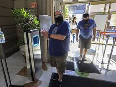 Chau alcohol en gel y control de temperatura: qué comercios y actividades ya no tienen que seguir el protocolo Covid