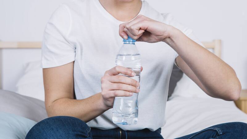 Los expertos recomiendan seguir estos pasos para mantenerse hidratado.
