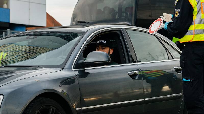 Cómo estacionar el coche en doble fila sin recibir una multa.