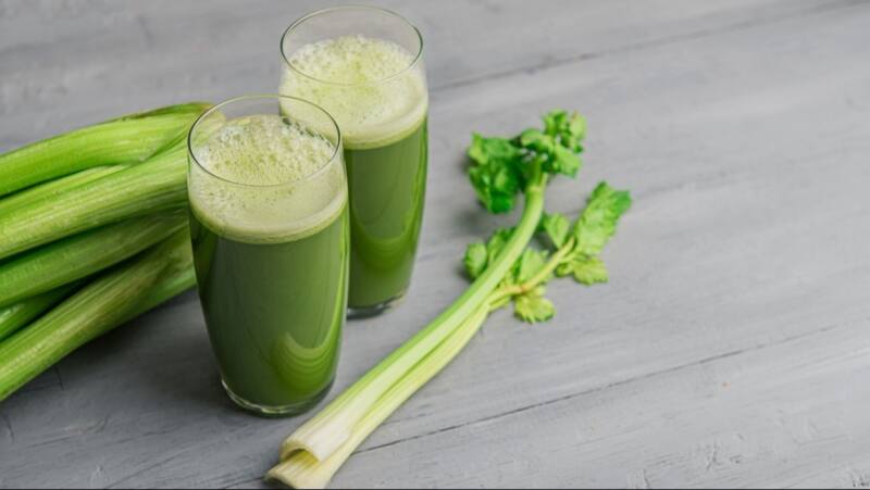 El apio es rico en agua, lo que ayuda a mantenernos hidratados. (Foto: Freepik)