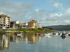 Se encuentra a una hora de Santiago de Compostela y es uno de los pueblos más hermosos de Galicia