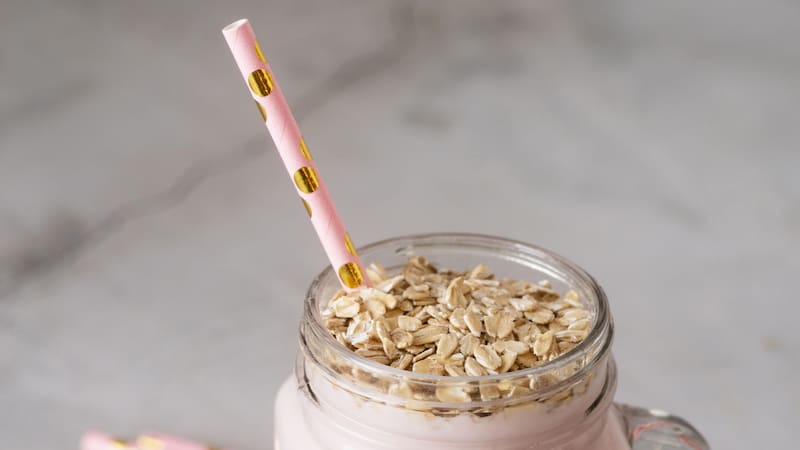 La producción de colágeno disminuye con la edad, por lo que es crucial consumir alimentos que estimulen su síntesis.