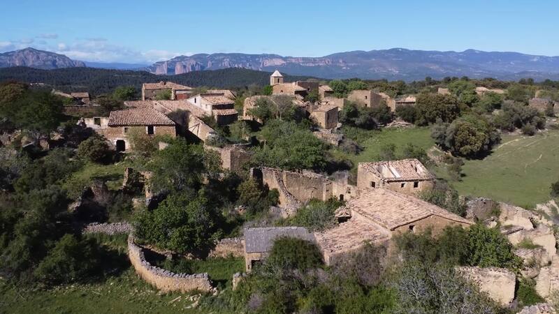 Los holandeses que compraron un pueblo entero y abandonado hace más de 25 años ahora lo están restaurando.
