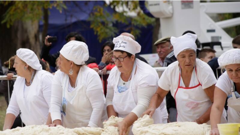 El amasado de la súper torta frita que obtuvo el récord mundial en Mercedes requirió la colaboración de 12 amasadoras. TÉLAM