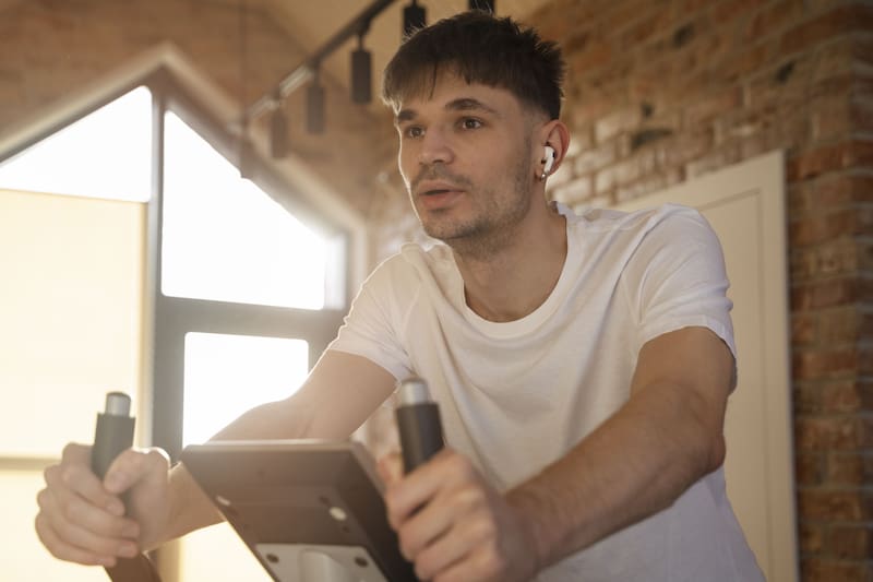 Hacer dos horas de bicicleta fija al día durante un mes mejora significativamente la resistencia cardiovascular. (Foto: Freepik)