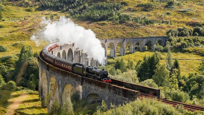 Este viaje te lleva a bordo del famoso Jacobite Steam Train, conocido por los fanáticos como el Hogwarts Express.