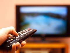 El truco que pocos conocen y es ideal para limpiar la pantalla del televisor y dejarla como nueva