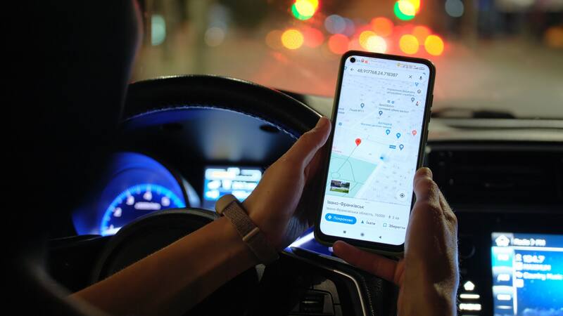 Alerta conductores: así puedes configurar Waze para que te avise de los radares en Google Maps.
