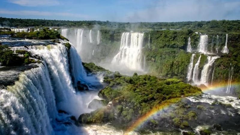 Las Cataratas del Iguazú representan un punto turístico de los más visitados del país.