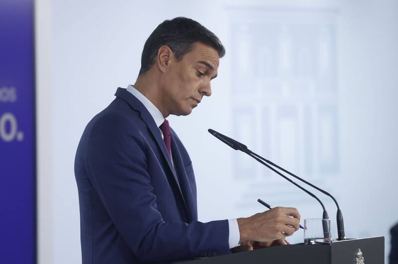 El presidente del Gobierno en funciones y líder del PSOE, Pedro Sánchez, ofrece una rueda de prensa en el Palacio de la Moncloa en Madrid, este martes. EFE