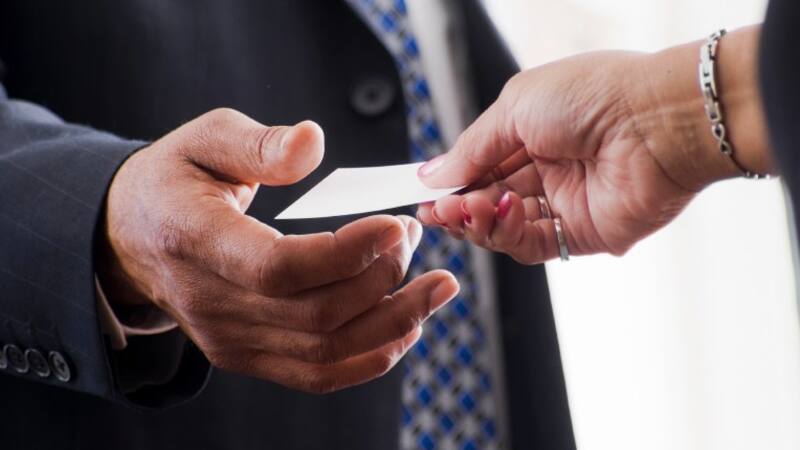 ¿Todavía se usan las tarjetas de presentación? 5 motivos por los que es un error no tenerlas a mano