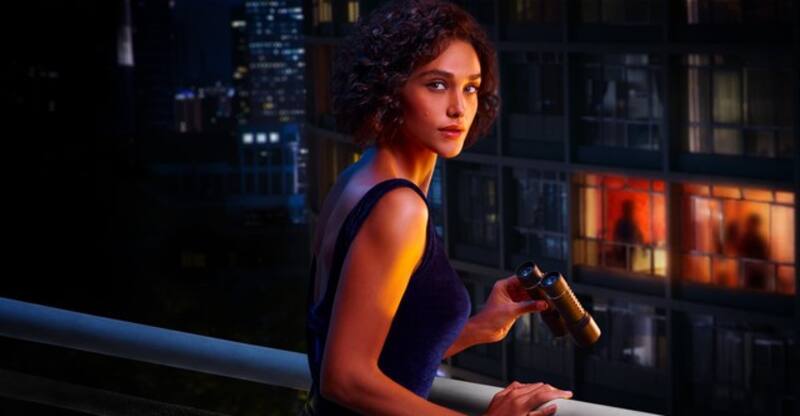 "Mirada indiscreta" nos adentra en la vida de Miranda, una hacker y espía obsesionada con su vecina.