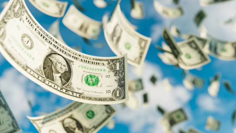 Algunas tiendas tienen políticas estrictas con los billetes. Fuente: iStock.