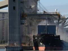 Paro en los puertos cerealeros: el Gobierno negocia contra reloj y las demoras de embarques representan u$s 1800 millones