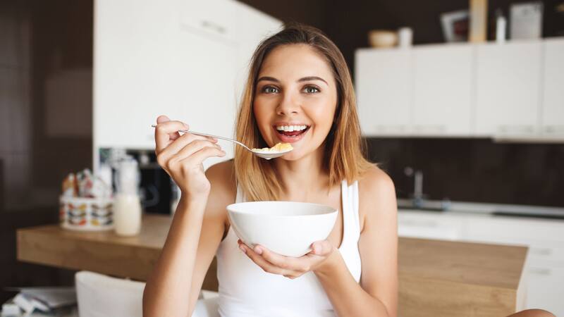 El yogur griego es una excelente fuente de proteínas para incluir en el desayuno.