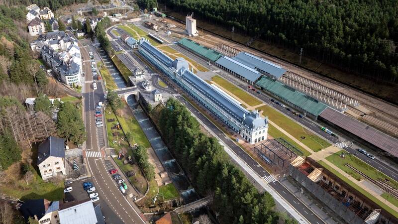 Fue elegido como el mejor hotel de entorno natural de España por la National Geographic y está dentro de una vieja estación de tren.