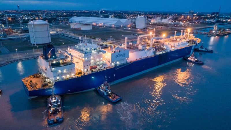 Barco regasificador Exemplar de Excelerate Energy en Bahía Blanca