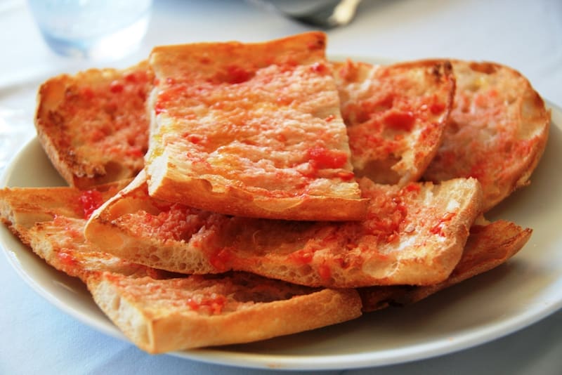 Pan con tomate, una posibilidad para disfrutar de los tomates fritos españoles. (Imagen: Wikimedia)