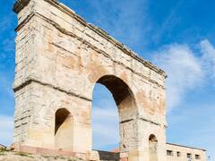 El encantador pueblito medieval que aloja el arco romano más singular de España, según National Geographic