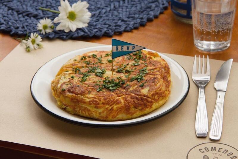 El buffet de un club porteño que ofrece las mejores milanesas XL. (Foto: Instagram)