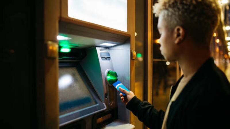 Adiós a los cajeros automáticos tradicionales: así se sacará dinero desde ahora.